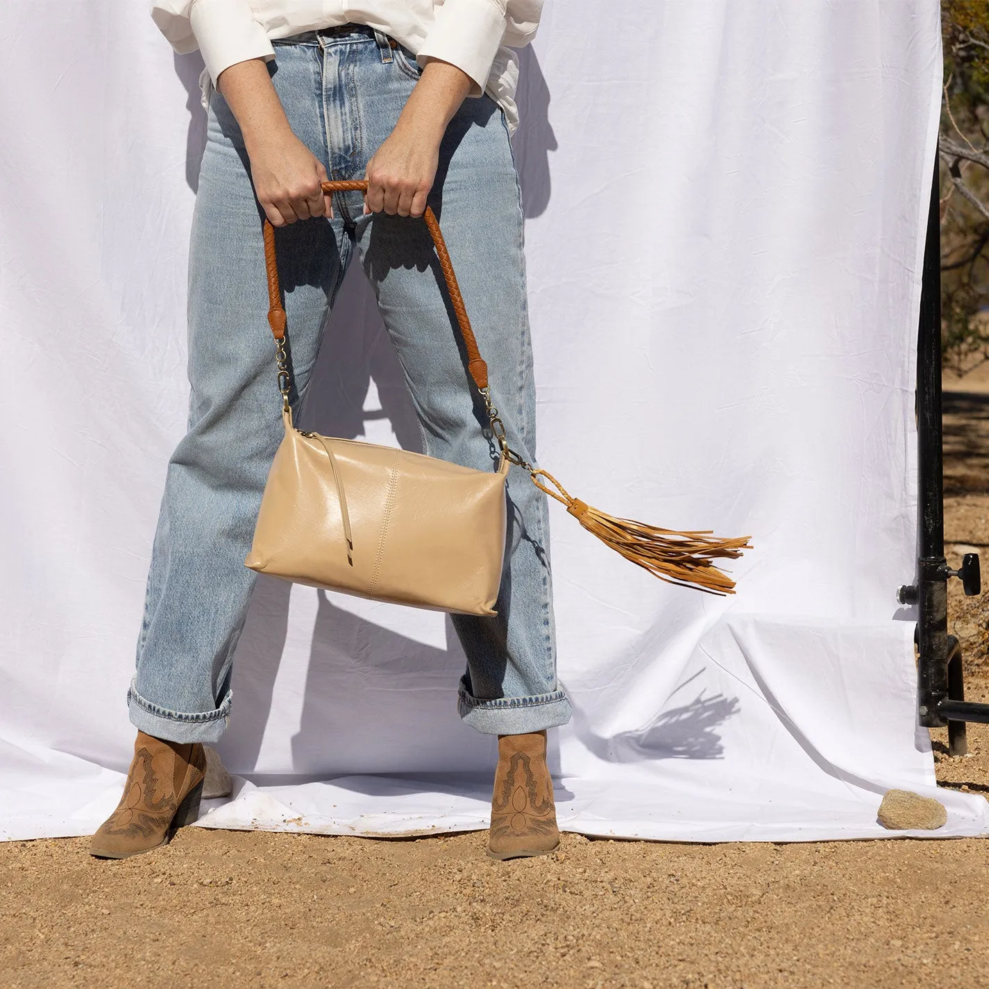 Avon Shoulder Bag In Polished Leather - Sand