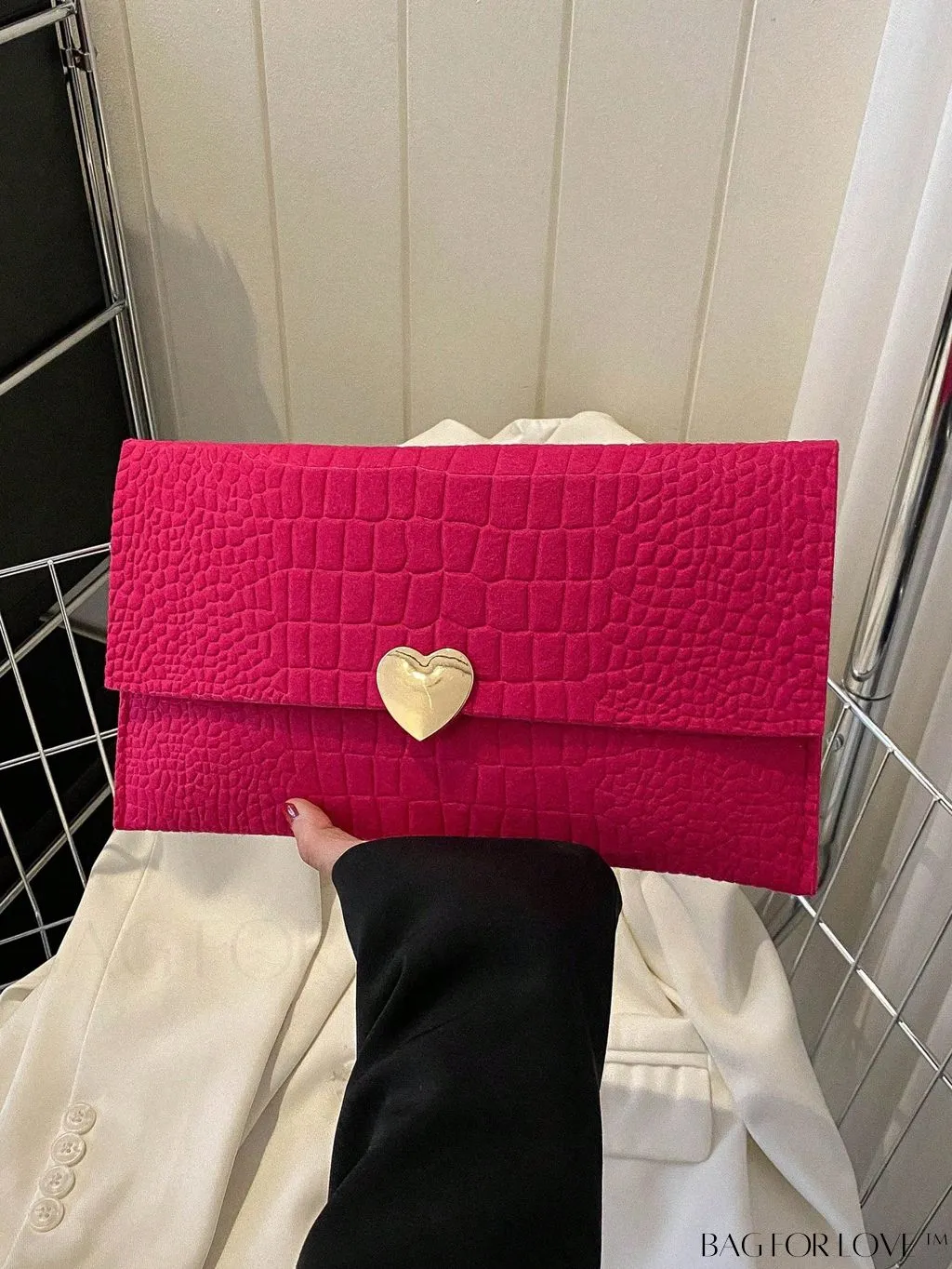 BagForLove - Chic Crocodile-Embossed Envelope Bag with Heart Decor and Chain Strap
