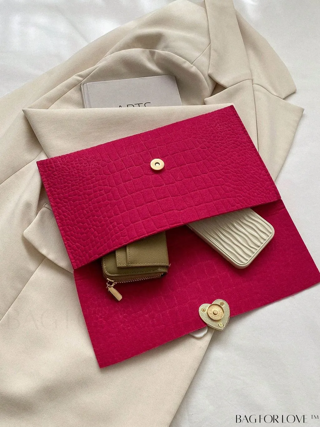 BagForLove - Chic Crocodile-Embossed Envelope Bag with Heart Decor and Chain Strap