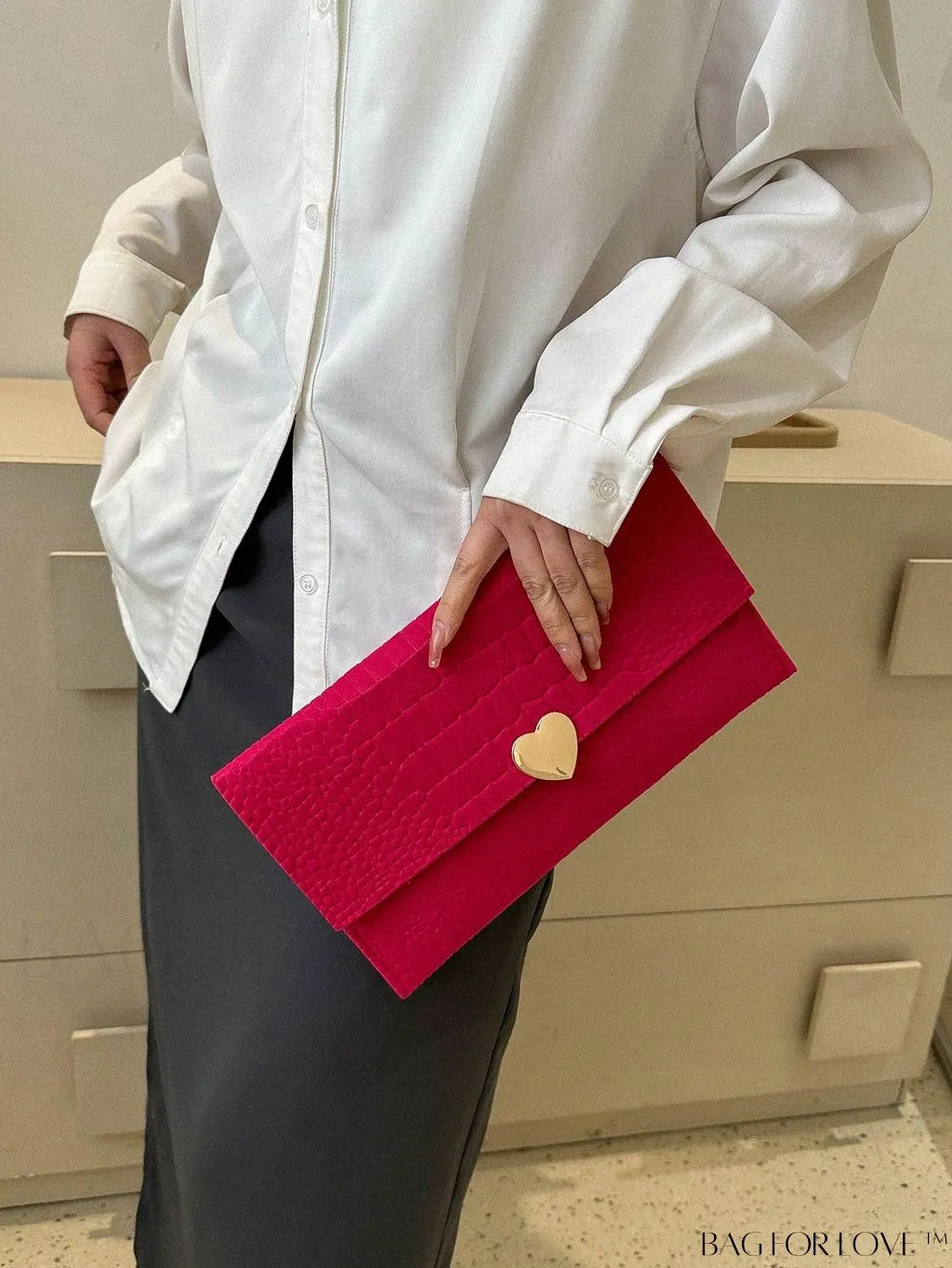 BagForLove - Chic Crocodile-Embossed Envelope Bag with Heart Decor and Chain Strap