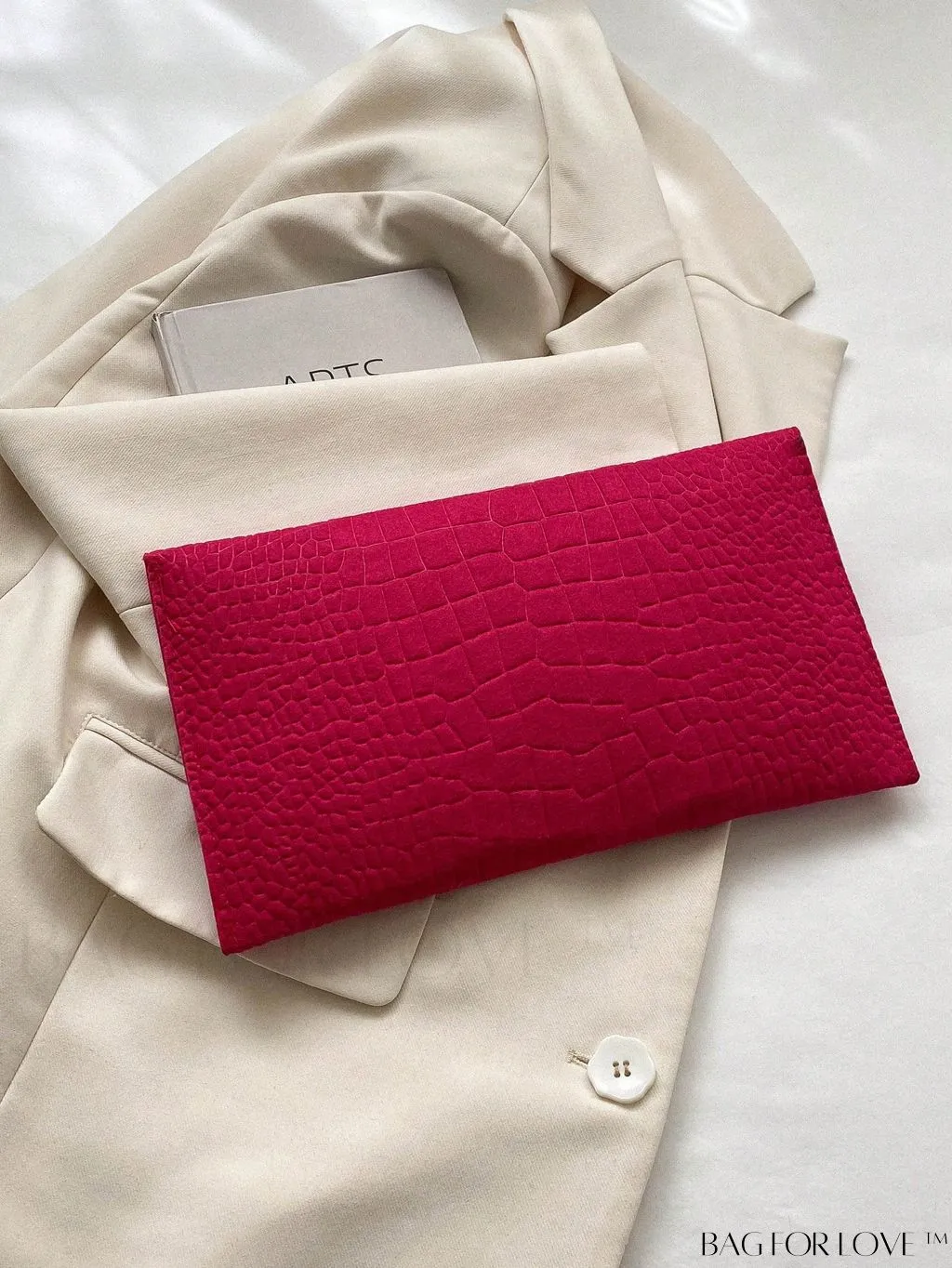 BagForLove - Chic Crocodile-Embossed Envelope Bag with Heart Decor and Chain Strap