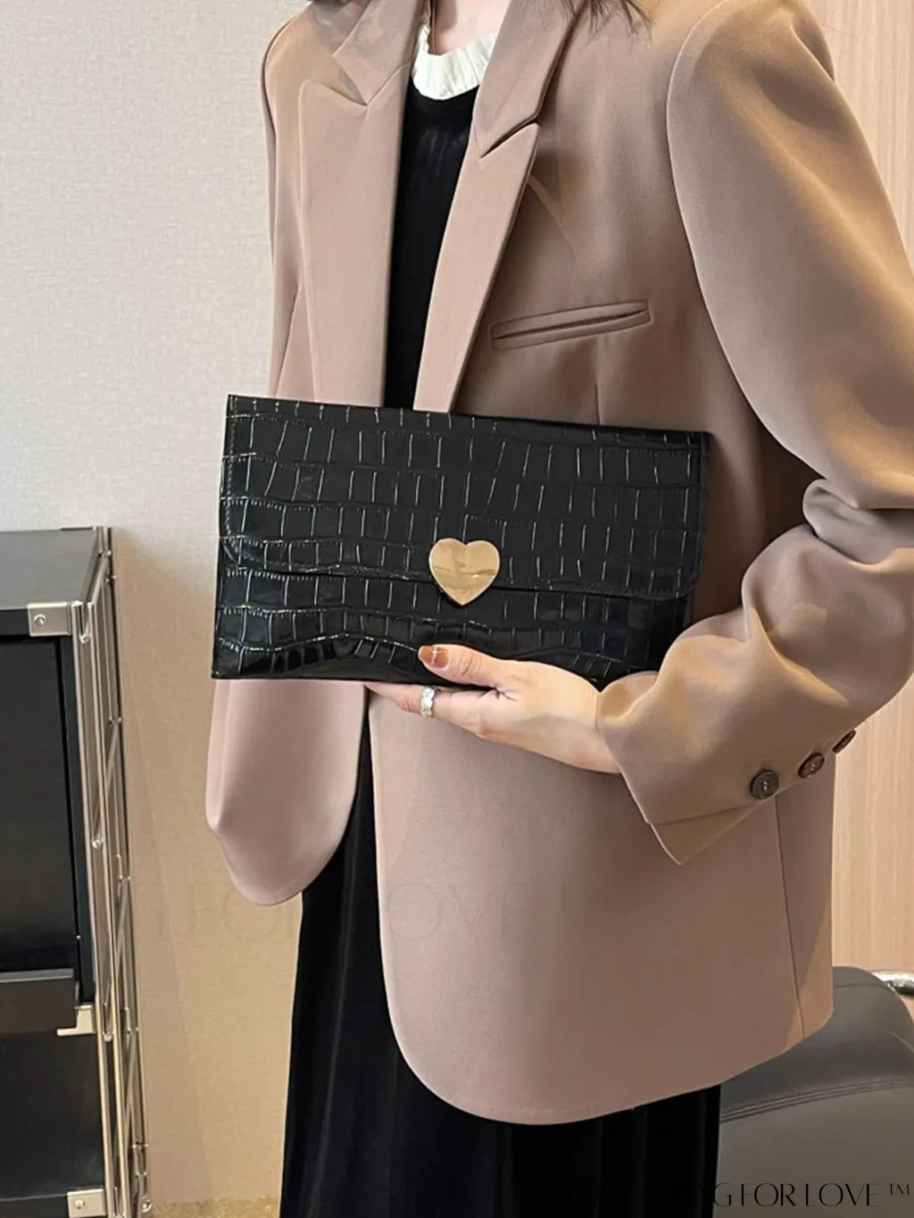 BagForLove - Chic Crocodile Embossed Envelope Bag with Sleek Metal Accents - Perfect for Daily Use