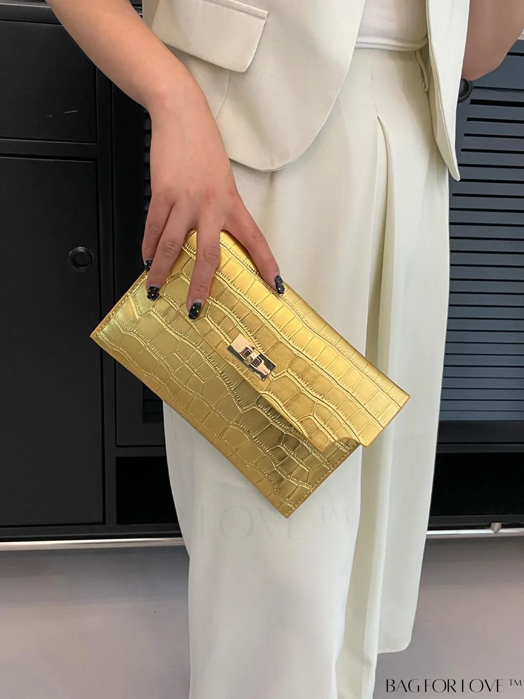 BagForLove - Funky Circle Crocodile Embossed Medium Envelope Bag with Turn-lock Closure