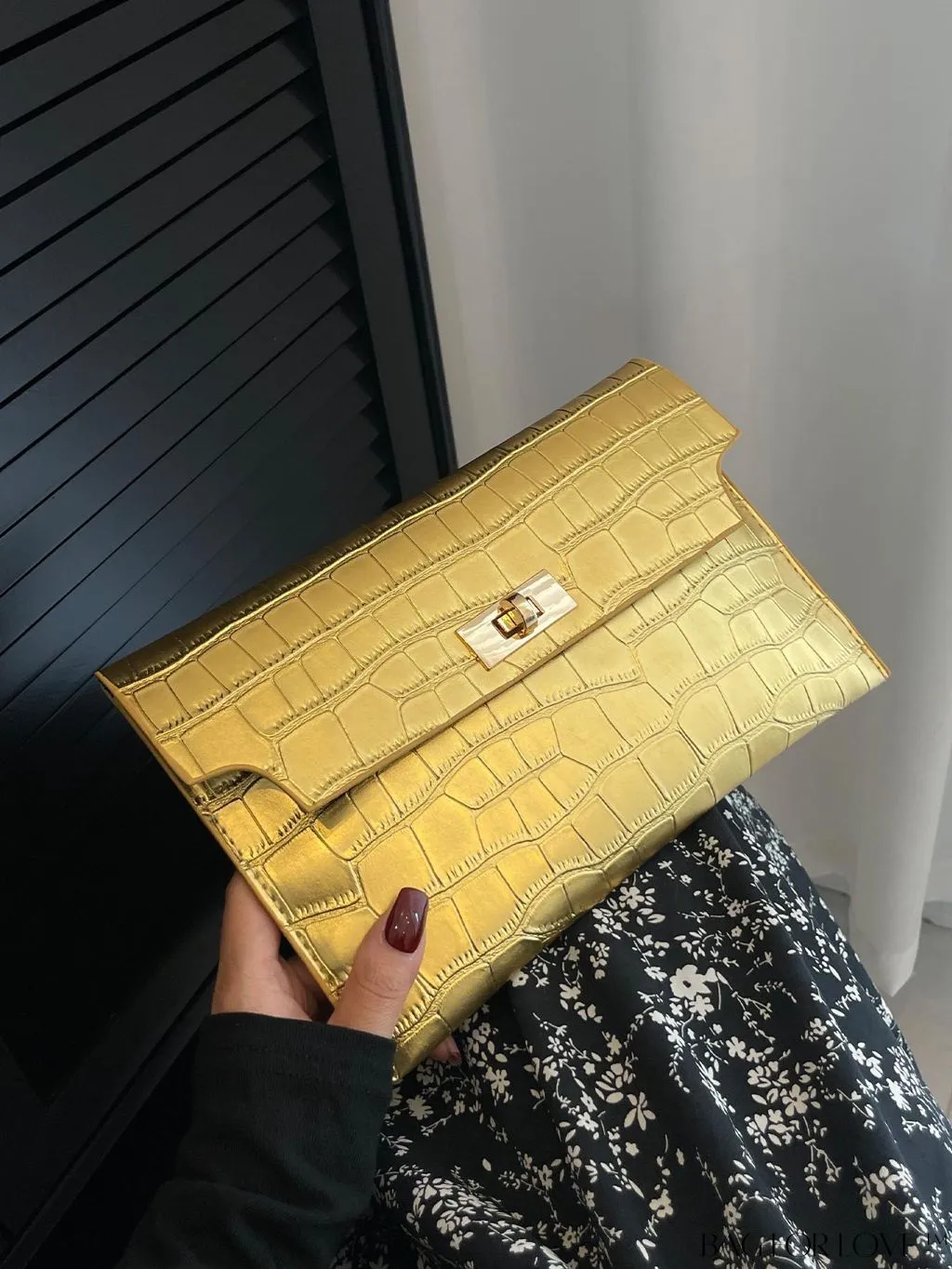 BagForLove - Funky Circle Crocodile Embossed Medium Envelope Bag with Turn-lock Closure