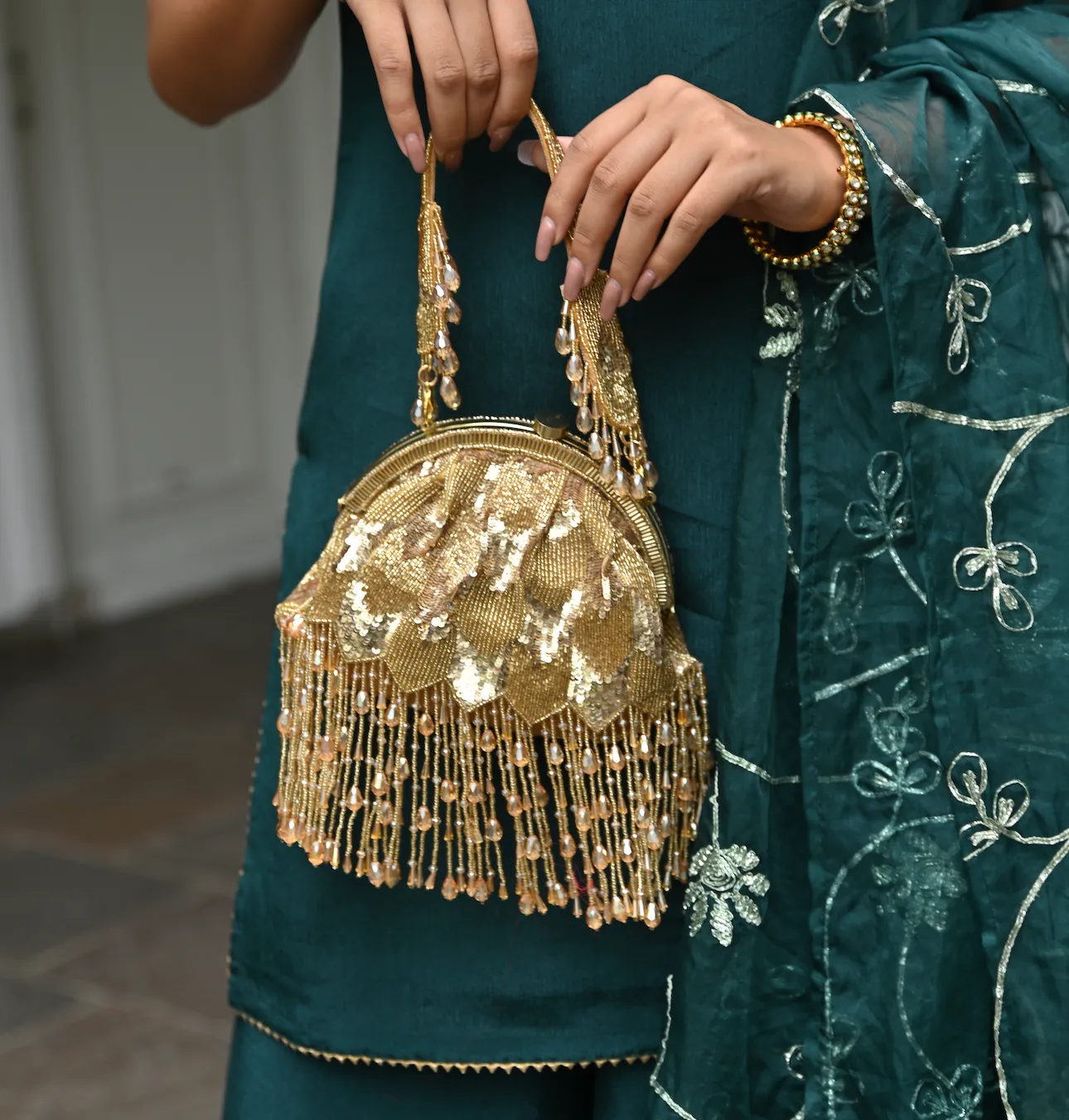 Hrutvy Clutch – Gold