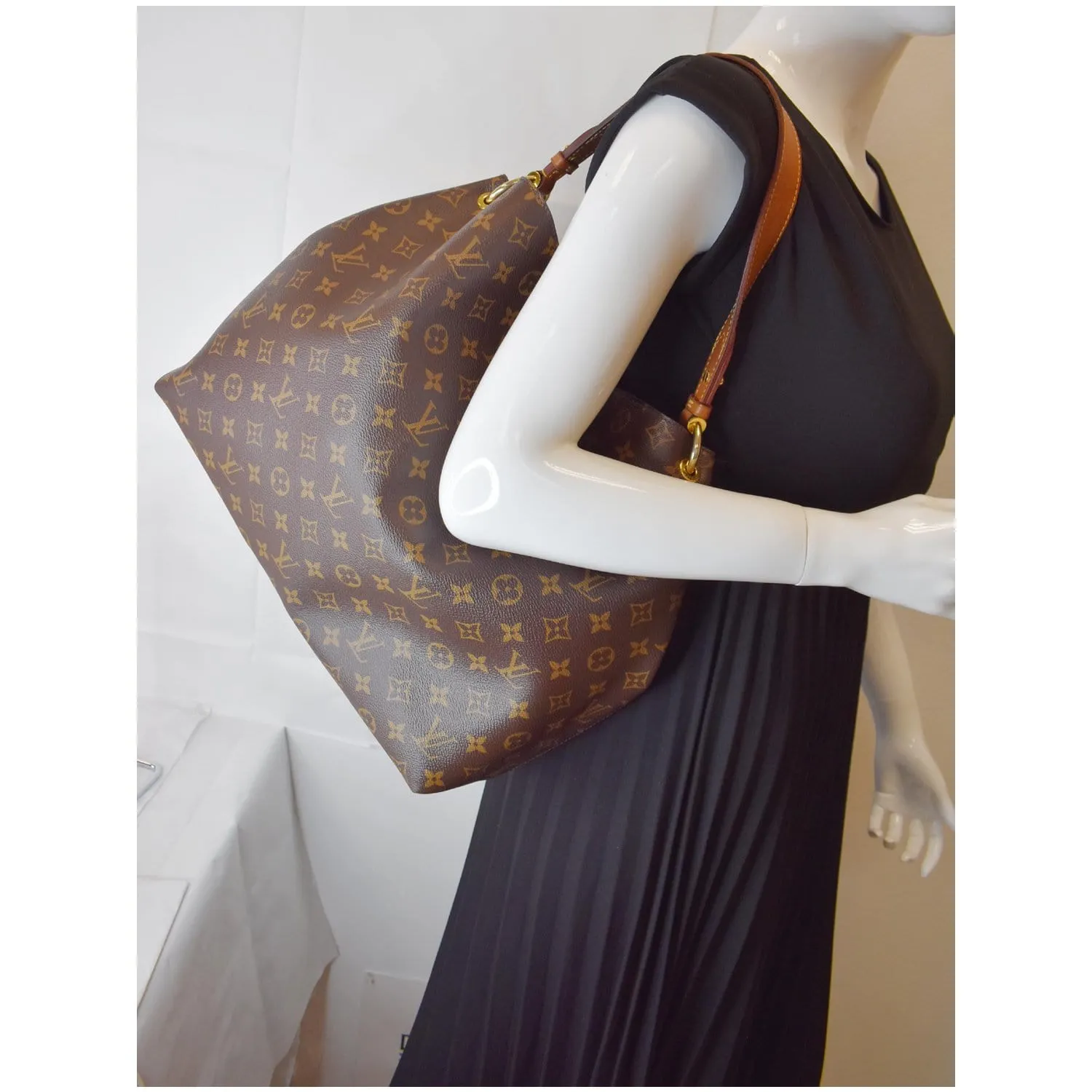 LOUIS VUITTON Graceful MM Monogram Canvas Shoulder Bag Brown