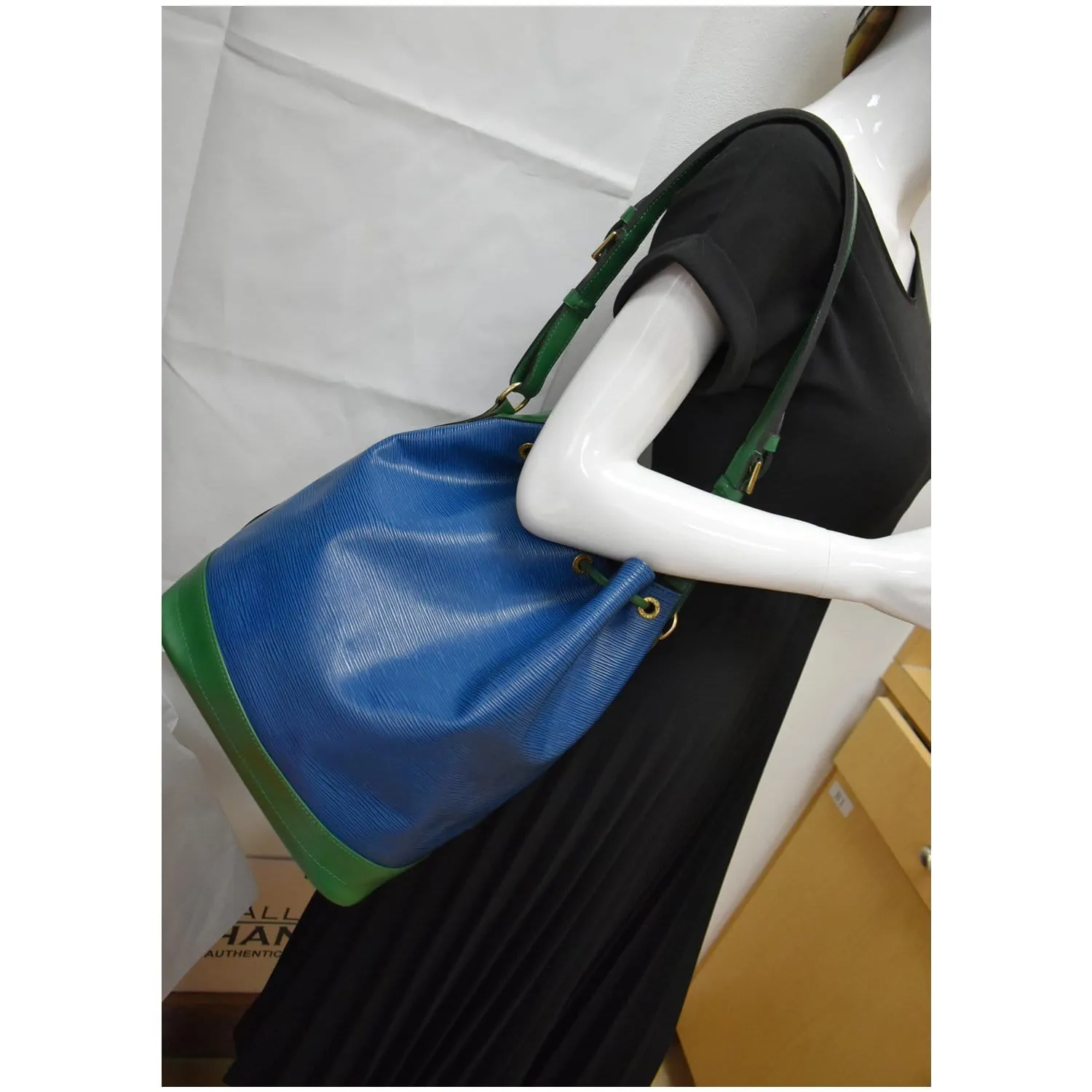LOUIS VUITTON Noe Large Epi Leather Shoulder Bag Multicolor