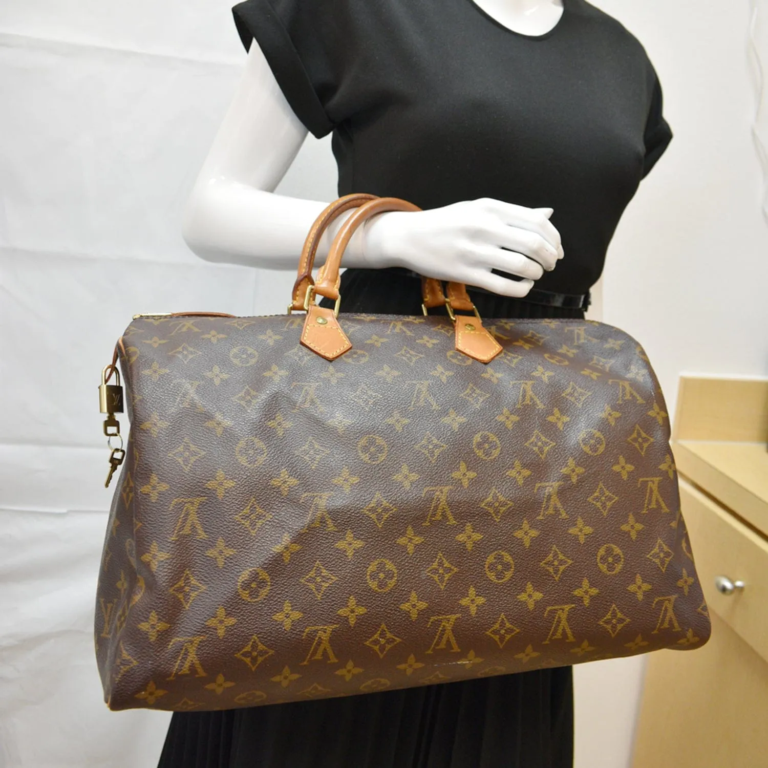 LOUIS VUITTON Speedy 40 Monogram Canvas Satchel Bag Brown