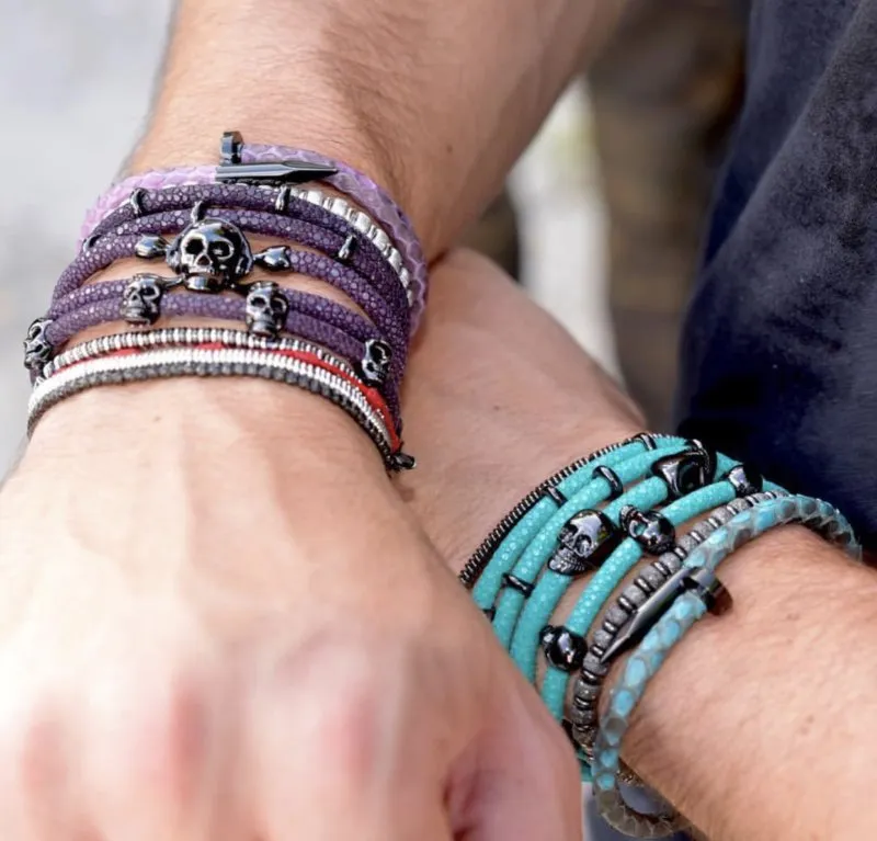 ﻿﻿Purple stingray bracelet with black PVD skull (Unisex)