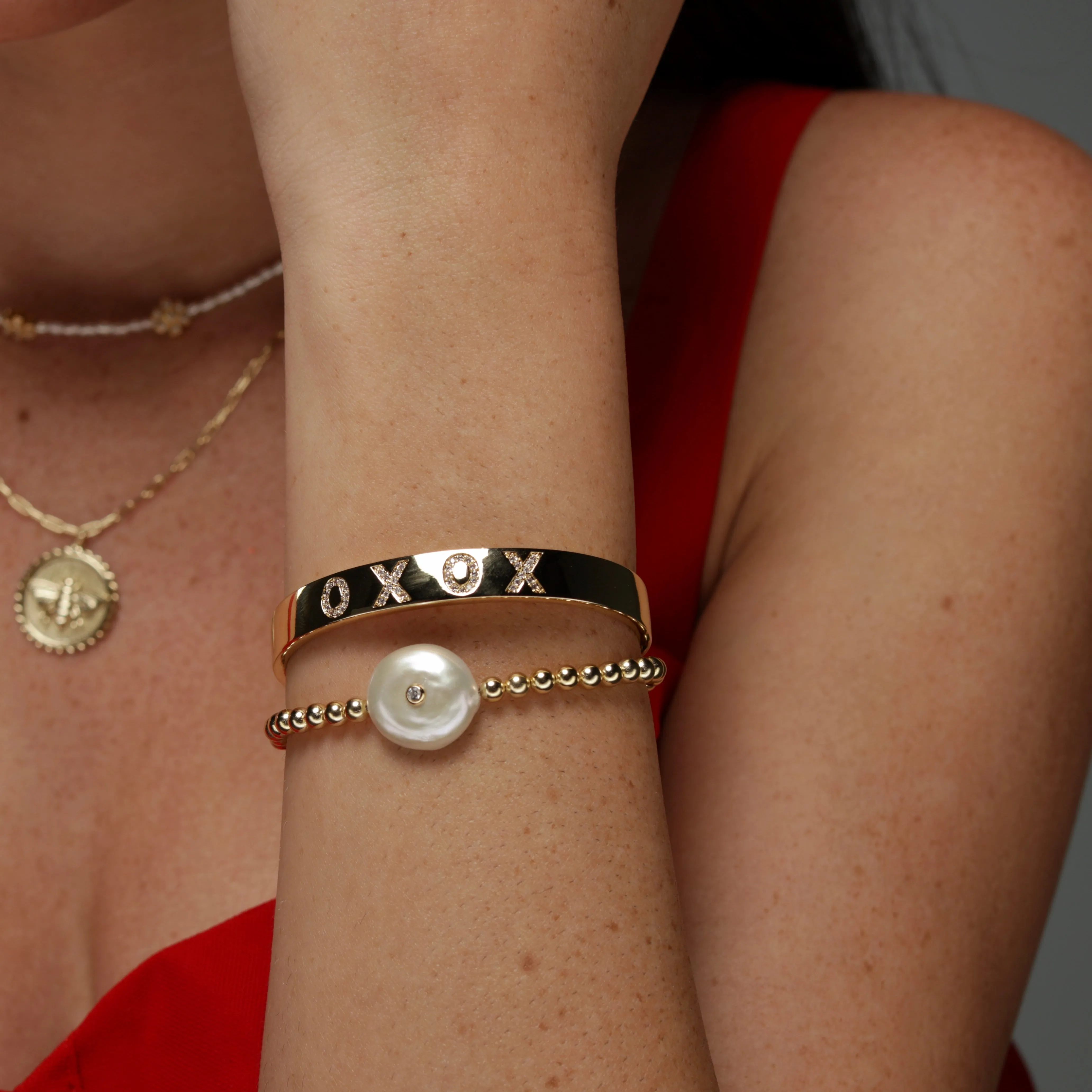 Stretch Beaded Bracelet With Freshwater Pearl - Gold